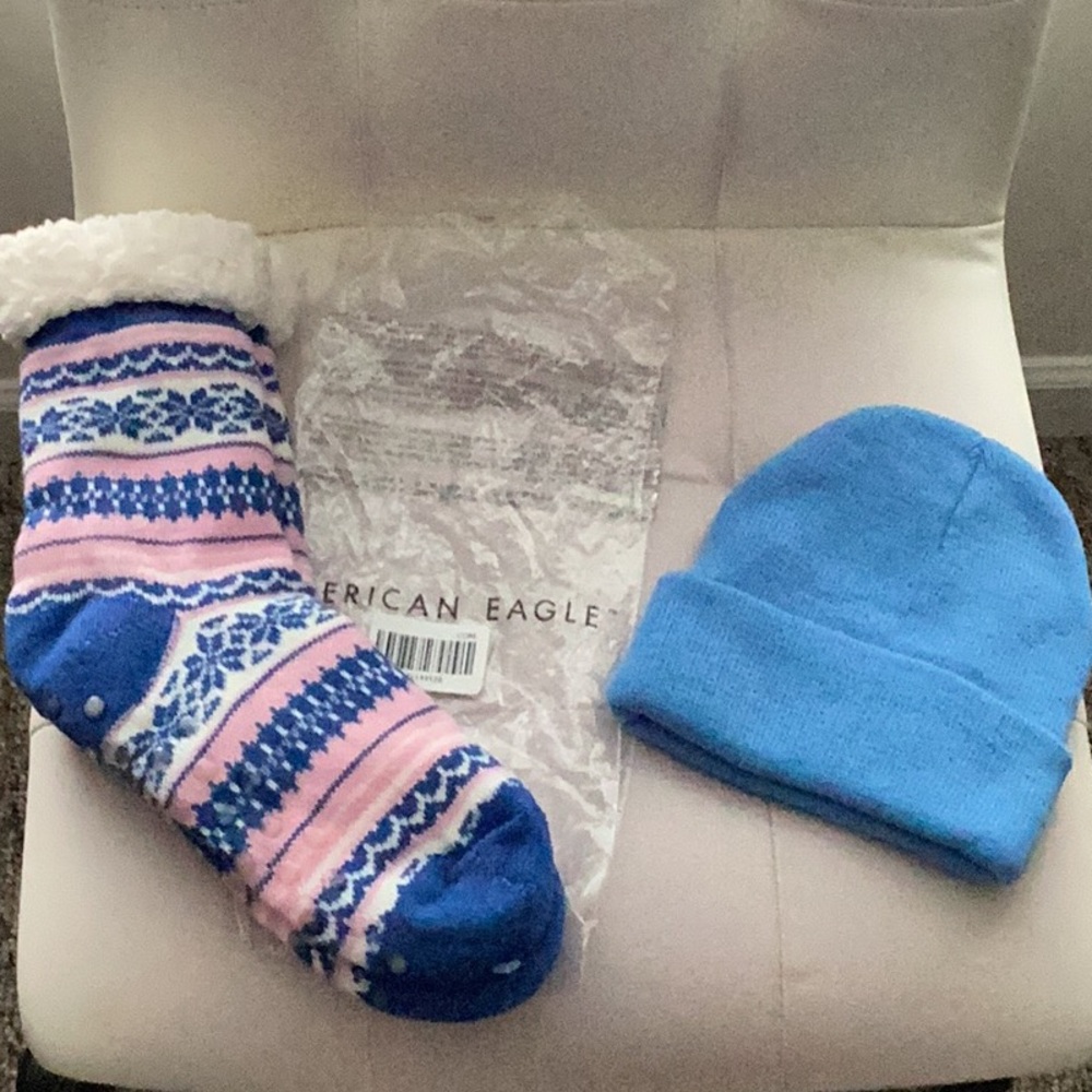 AE sherpa slipper socks w free hat